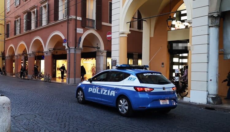 Modena, Bologna, Firenze e Orte: con dei profili fake truffavano donne e le ricattavano. Il contrasto della Polizia alle "truffe romantiche"