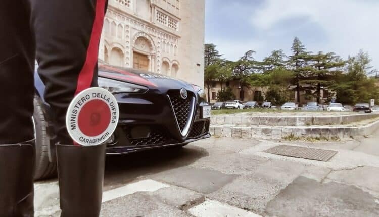 Foligno: lascia la figlia di cinque anni in auto per fare acquisti, denunciata una 48enne dai Carabinieri
