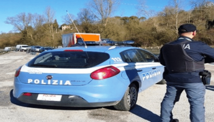 Napoli: prima minaccia e aggredisce la madre poi si scaglia contro i poliziotti. Arrestato 47enne