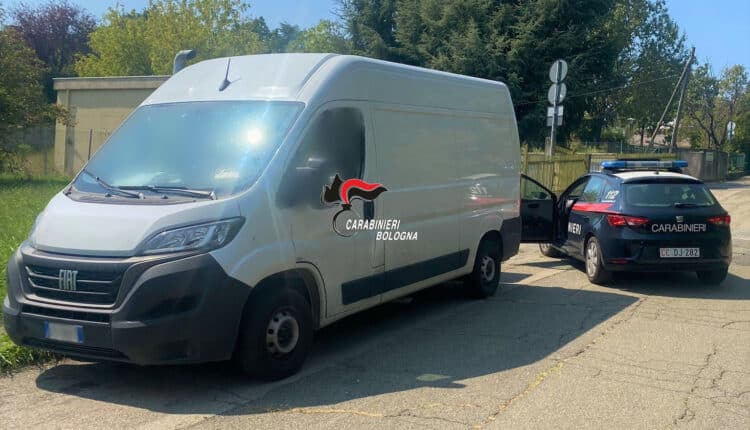 Zola Predosa: i Carabinieri salvano la vita ad un corriere rimasto chiuso nel vano di carico del furgone