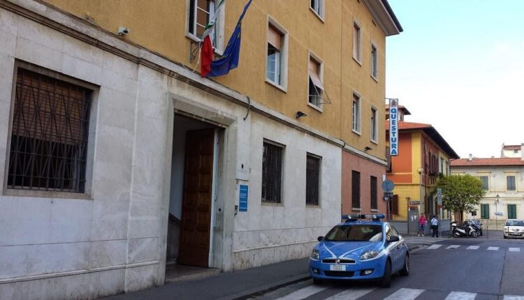 Pisa: ruba il cellulare di un uomo e poi lo aggredisce con una bottiglia. Arrestato un tunisino