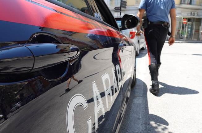 Calvi Risorta: sottoposto a misura di sicurezza, tenta di aggredire i Carabinieri e i sanitari con estintore e spranga di ferro, bloccato 31enne.