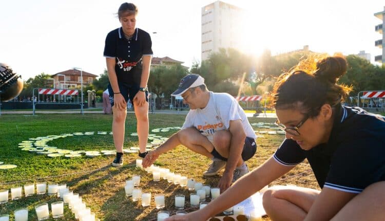 Pesaro: "Candele sotto le stelle" I 10Km di spiaggia da Pesaro a Gabicce, passando per Gradara, si illuminano della magia di 20 quintali di candele nella notte di San Lorenzo