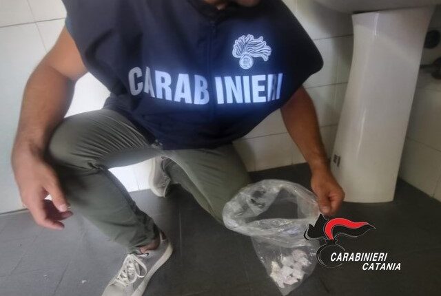 Catania: consegnava la droga in sella al motorino elettrico. Sequestrati 19 involucri di cocaina e arrestata una coppia di coniugi