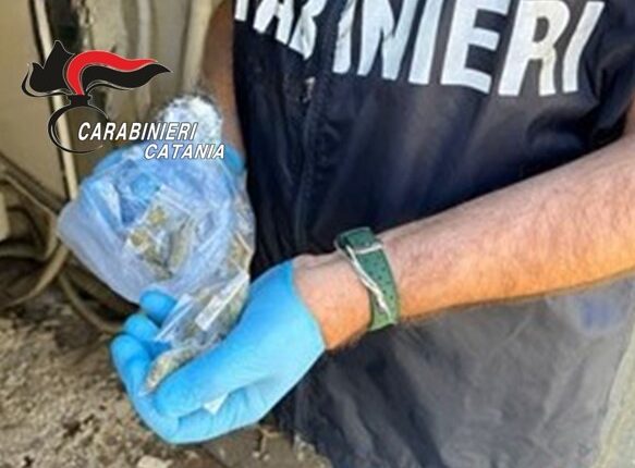 Catania: mobilità “green” per un giovane pusher che riforniva i clienti in monopattino, arrestato dai Carabinieri.