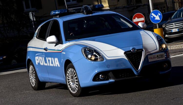 Como: tentata rapina al Carrefour, la Polizia di Stato arresta 28enne malese, altri due accompagnati ai rispettivi paesi d'origine.