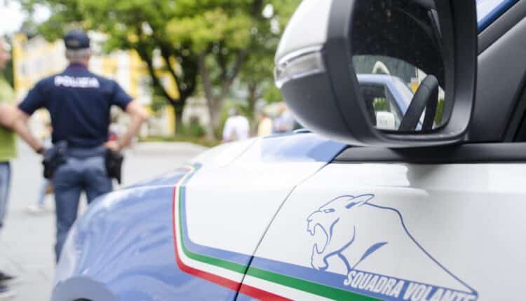 Bolzano: prima tenta di violentare due ragazze, poi aggredisce gli agenti di Polizia che sono stati costretti ad utilizzare il taser per placare il soggetto