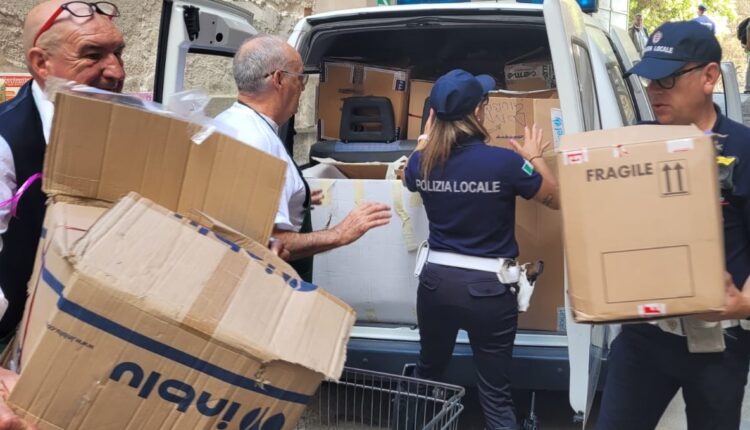 Sassari: grazie alle raccolte di beni di prima necessità organizzate dalla Polizia di stato sono stati donati a famiglie bisognose e comunità capi d'abbigliamento, scarpe e libri