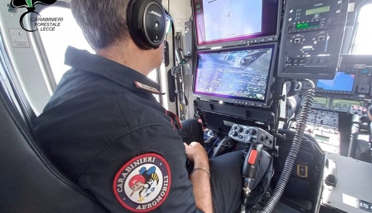 Lecce e Brindisi: l'Aeronautica Militare ha fornito ai Carabinieri sei nuovi esemplari di elicotteri grazie ai quali è possibile cogliere in flagranza di reato e arrestare gli incendiari 9