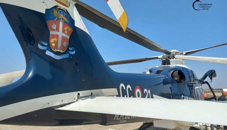 Lecce e Brindisi: l'Aeronautica Militare ha fornito ai Carabinieri sei nuovi esemplari di elicotteri grazie ai quali è possibile cogliere in flagranza di reato e arrestare gli incendiari 8