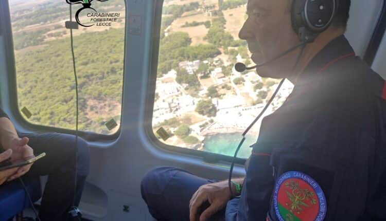 Lecce e Brindisi: l'Aeronautica Militare ha fornito ai Carabinieri sei nuovi esemplari di elicotteri grazie ai quali è possibile cogliere in flagranza di reato e arrestare gli incendiari 5