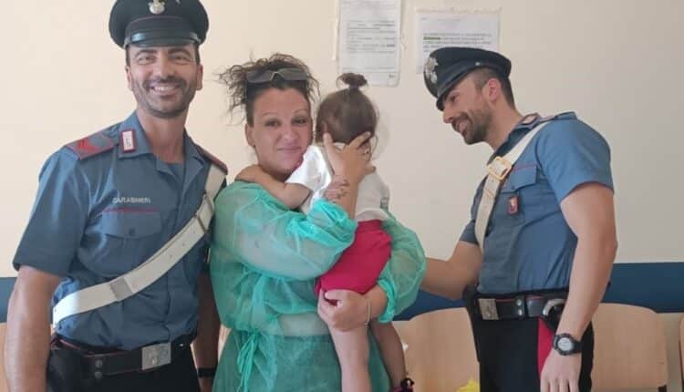 Taranto: una bambina di soli 3 anni stava soffocando, i Carabinieri la trasportano di corsa in ospedale a sirene spiegate