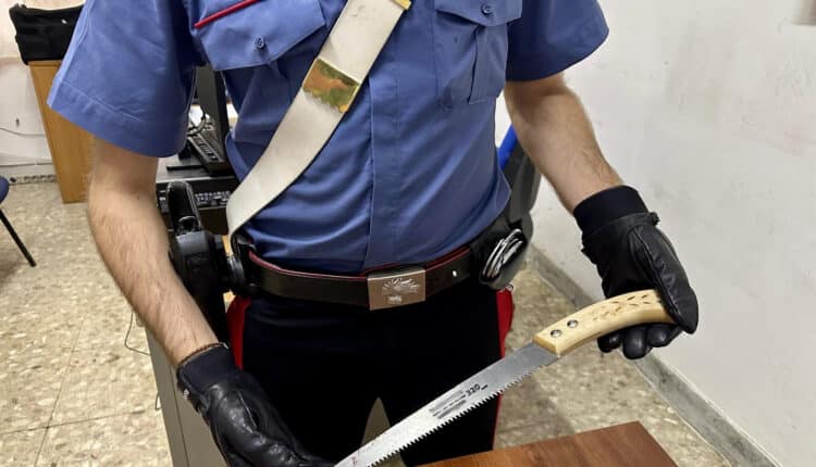 Frattamaggiore: vuole i soldi per la droga e ritorna con una lama da 32 centimetri, fortunatamente c'erano i carabinieri.