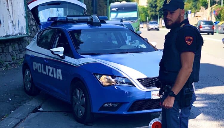 Genova: in sella ad uno scooter senza patente, non si ferma all’Alt della Polizia e scappa lanciando involucri di droga, denunciato.
