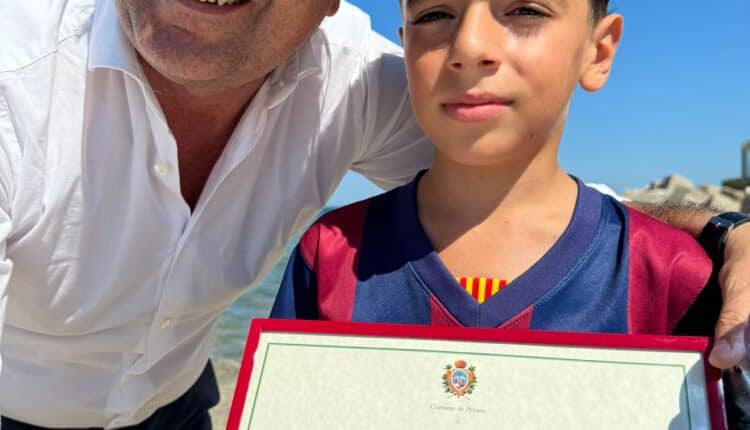 Pesaro: il sindaco Andrea Biancani consegna il Plauso della città a Giona, un bambino di 8 anni che accoglie le cicche di sigarette dalla spiaggia3