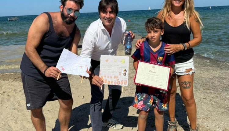 Pesaro: il sindaco Andrea Biancani consegna il Plauso della città a Giona, un bambino di 8 anni che accoglie le cicche di sigarette dalla spiaggia