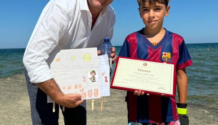 Pesaro: il sindaco Andrea Biancani consegna il Plauso della città a Giona, un bambino di 8 anni che accoglie le cicche di sigarette dalla spiaggia2