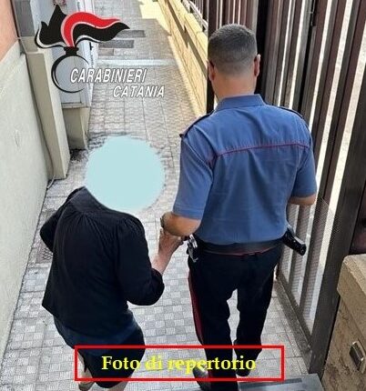 Catania: violenza fisica e minacce di morte nei confronti della madre per estorcerle del denaro. Arresti domiciliari e braccialetto elettronico per un 56enne