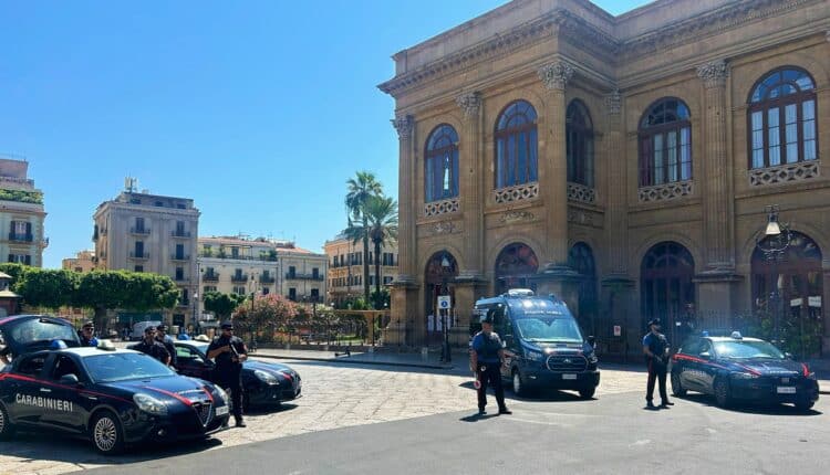 Palermo: rubano il telefono ad una ragazza e per restituirglielo vogliono 100 Euro. Arrestati un 17enne e un 30enne