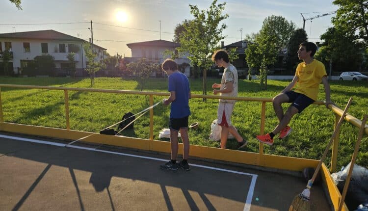 Padova: nel rione Torre un gruppo di giovani ridà vita al campo da basket ridipingendone le linee3