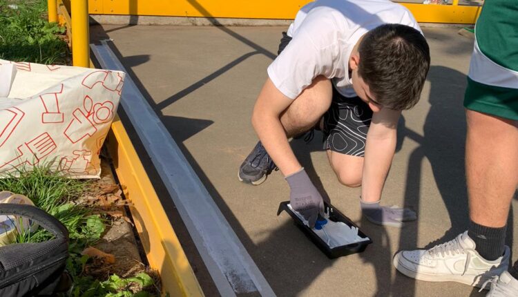 Padova: nel rione Torre un gruppo di giovani ridà vita al campo da basket ridipingendone le linee 2