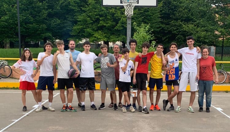 Padova: nel rione Torre un gruppo di giovani ridà vita al campo da basket ridipingendone le linee