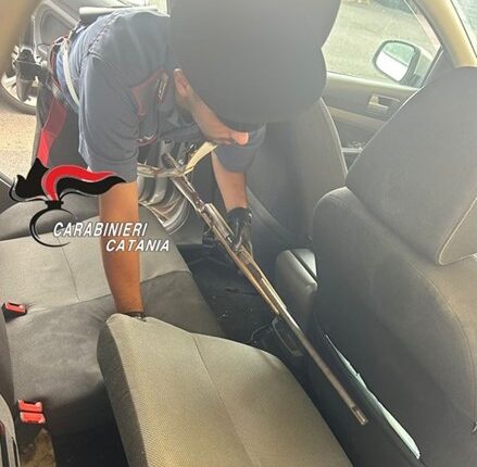 Adrano: spara dei colti di pistola per intimorire. 56enne trovato in possesso di due armi da fuoco, un coltello svizzero di 3,5 cm e un bastone