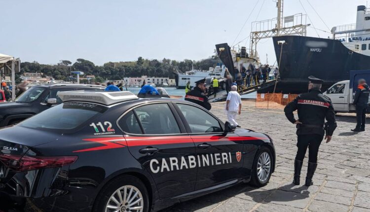 Ischia: "Il panino doveva essere servito prima a me!", rissa davanti al chiosco, 3 ragazzi coinvolti, uno viene accoltellato.