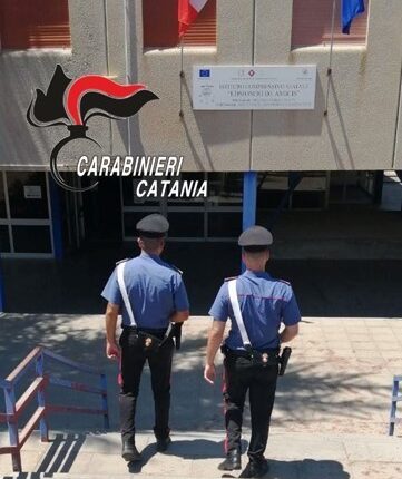 Mirabella Imbaccari: minaccia di dar fuoco al Comune con un bidone di benzina, ma dentro c'era solo acqua. Denunciato 59enne