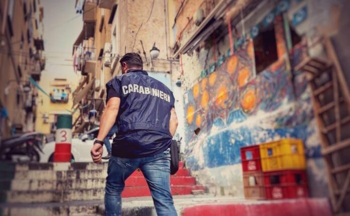 Napoli: cala il paniere, il panino è arrivato, a tenere la corda un uomo ricercato in tutta Europa, catturato dai Carabinieri, finti turisti nella strada dei murales.