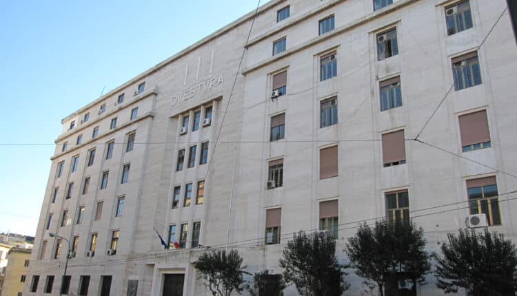 Napoli: prima della partita scatta una violenta rissa tra le tifoserie armate di mazze e bastoni. Emessi 23 provvedimenti di divieto di accesso alle manifestazioni sportive