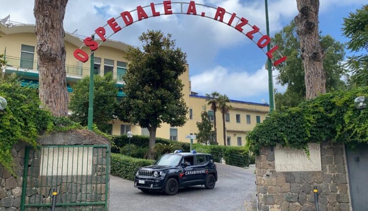 Lacco Ameno: pugni e calci alla moglie e al figlio che chiede aiuto urlando dalla finestra. Arrestato 50enne