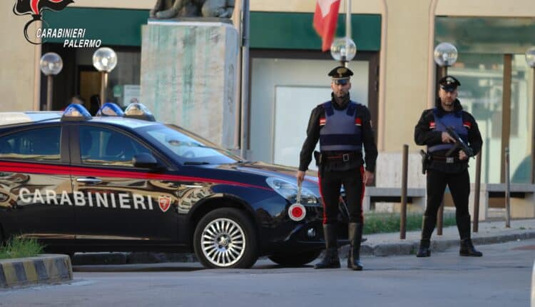 Balestrate: guida un'auto rubata e viene trovato in possesso di un telefono rubato con il quale tenta di estorcere dei soldi. Arrestato 15enne