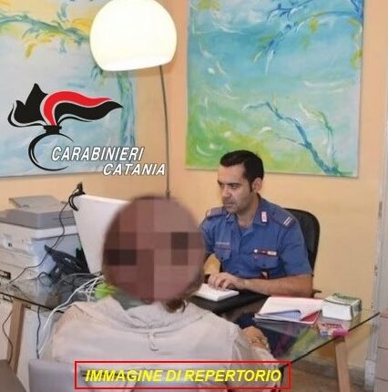 Paternò: "Hai un altro e porti i suoi pantaloni", 36enne tenta di strangolare la moglie.