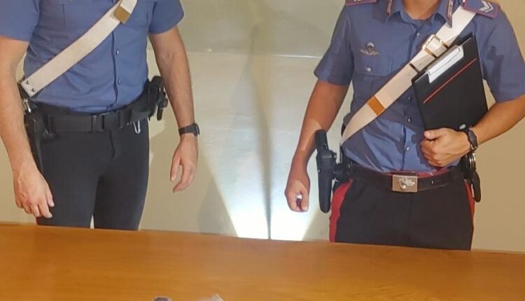 Perugia: sorpreso con oltre 50 grammi di droga ed un machete di 48 cm, i Carabinieri arrestano un 18enne.