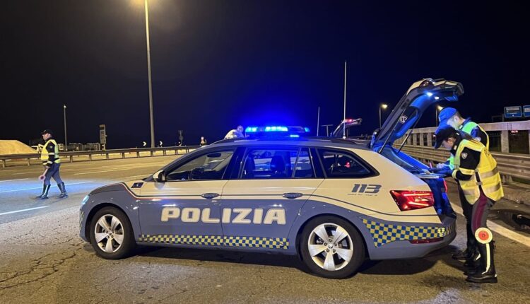 Rimini: la Polizia Stradale denuncia autore di furto aggravato e porto illegale di replica di pistola.