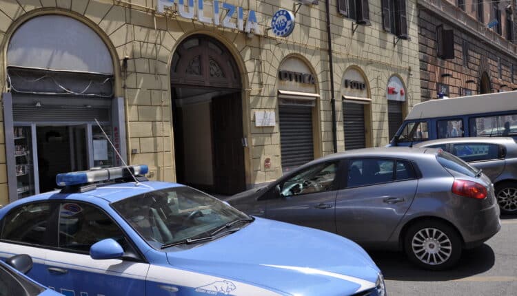 Roma: la Polizia di Stato ha sottoposto a fermo di indiziato di delitto un 35enne, di origini moldave, poiché gravemente indiziato dei reati di violenza sessuale, sequestro di persona, rapina e lesioni personali.