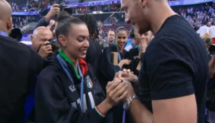 Olimpiadi 2024, la proposta di matrimonio del fidanzato, in diretta, ad Alessia Maurelli, capitana delle Farfalle, dopo il bronzo appena vinto.