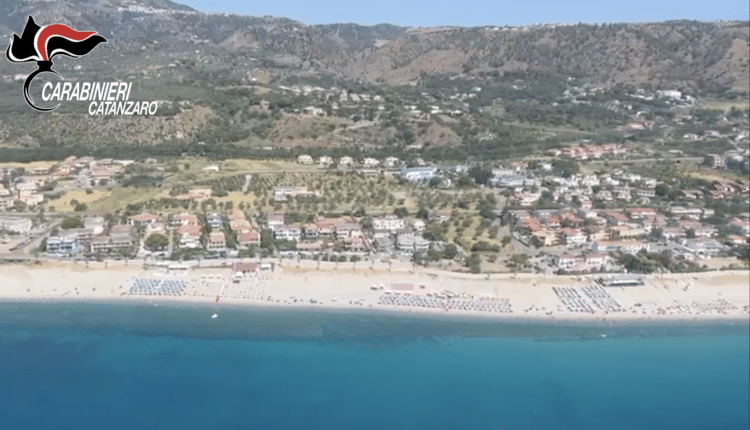 Soverato: a bordo dell’elicottero dei carabinieri tra controlli e avvistamenti.