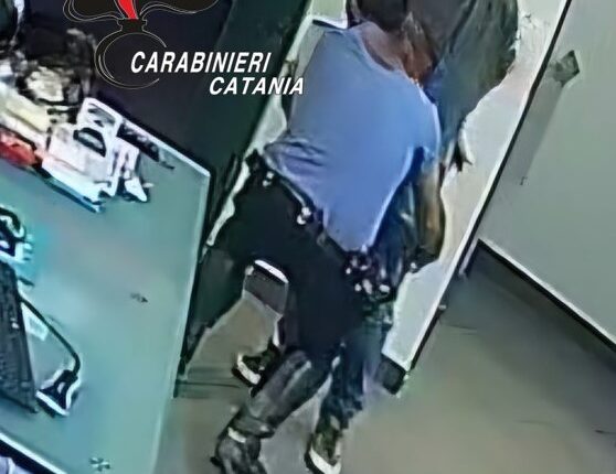 Paternò: tenta di rapinare una farmacia con un coltello di 22 centimetri, ma viene fermato grazie ad un coraggioso cliente. Arrestato il 45enne