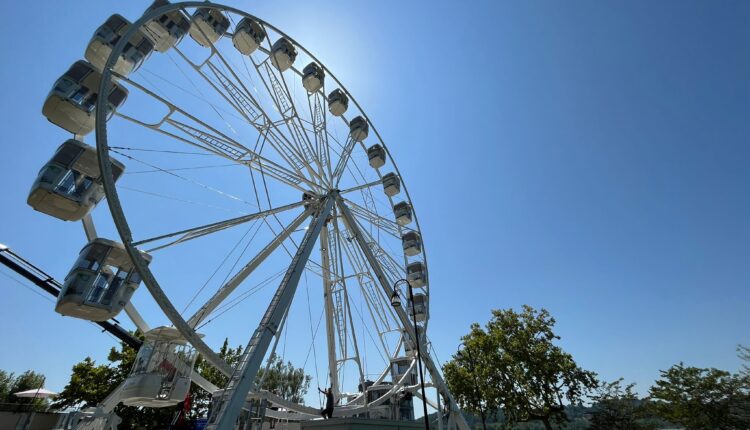 Varese: alla Schiranna è arrivata la ruota panoramica con le cabine che saliranno a sfioro sull'acqua