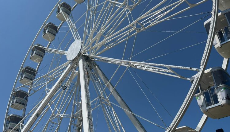 Varese: alla Schiranna è arrivata la ruota panoramica con le cabine che saliranno a sfioro sull'acqua 2