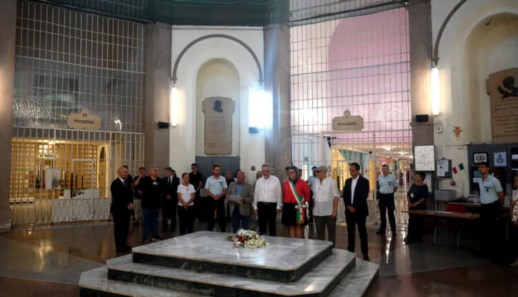 Milano: 80° anniversario dell'eccidio di Piazzale Loreto, l'omaggio ai 15 partigiani uccisi4