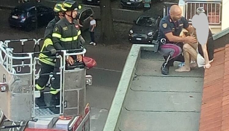 Torino: la Polizia di Stato salva un uomo in bilico su un cornicione pronto a farla finita3