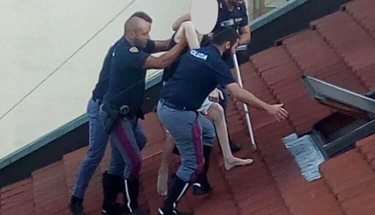 Torino: la Polizia di Stato salva un uomo in bilico su un cornicione pronto a farla finita2