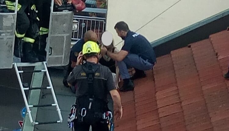 Torino: la Polizia di Stato salva un uomo in bilico su un cornicione pronto a farla finita