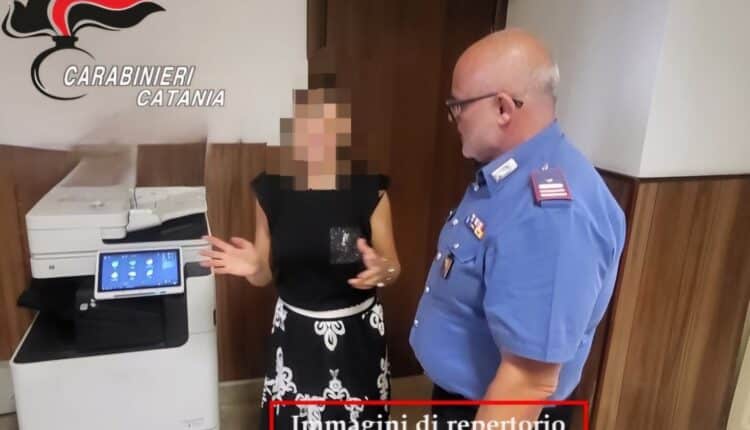 Catania: spinge la madre giù dalle scale perché si era rifiutata di dargli dei soldi. 35enne allontanato dalla casa famigliare con divieto di avvicinamento e braccialetto elettronico