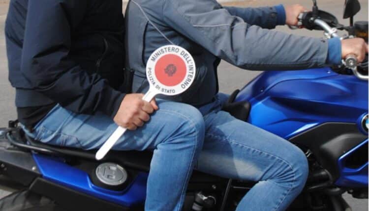 Genova, un giovane ragazzo viene aggredito da un gruppo di 11 individui: pestato con calci, pugni e coltellate