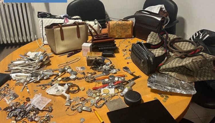 Roma: trovati in un appartamento diversi arnesi atti allo scasso e numerosi beni proventi di furto tra cui borse, orologi e monili di note griffe. Arrestate 2 persone e 2 denunciate