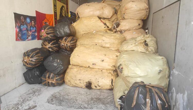 Napoli: scovato un deposito illegale contenente 50 tonnellate di indumenti e calzature usate. Denunciati i 4 responsabili